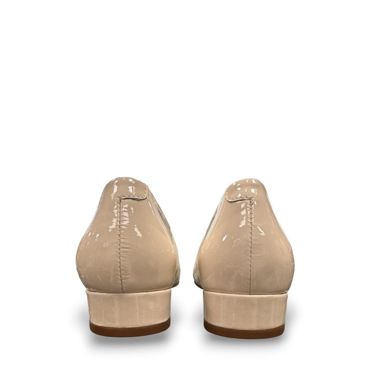 DJANGO & JULIETTE ivory leather and patent block heel pump with a rounded toe and slip-on design. back view.