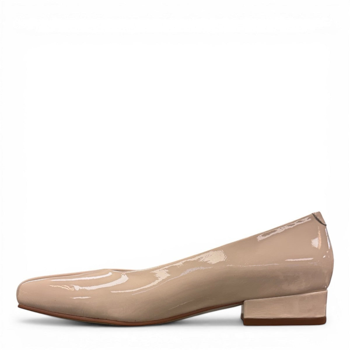 DJANGO & JULIETTE ivory leather and patent block heel pump with a rounded toe and slip-on design. left view.