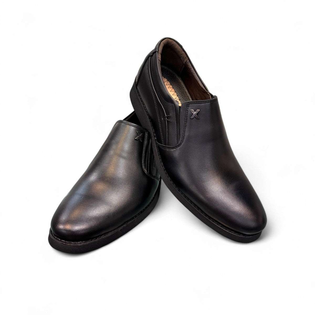 EXON ISFAHAN black leather slip-on men's shoes with rubber outsole and side logo detail. Photo of upper view.