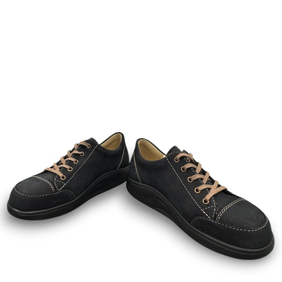 Finn Comfort Ikebukuro black suede sneaker with curved Finnamic outsole and contrast stitching.
photo of the front side
