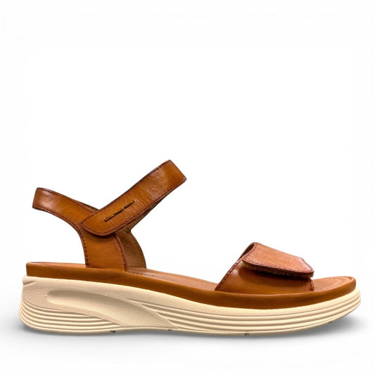 JOSEF SEIBEL Sevran 01 amber leather sandals with a cushioned EVA wedge sole and Velcro strap.
photo of the right side.