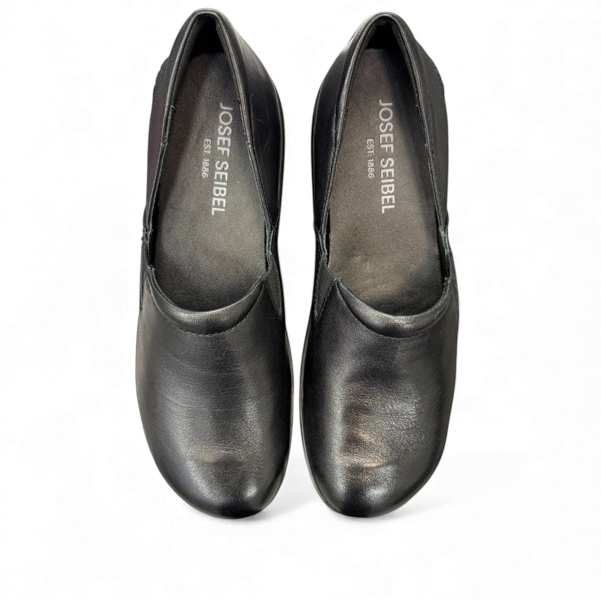 Josef Seibel Charlotte 02 black leather slip-on sneaker with a flexible rubber sole. photo of the top.