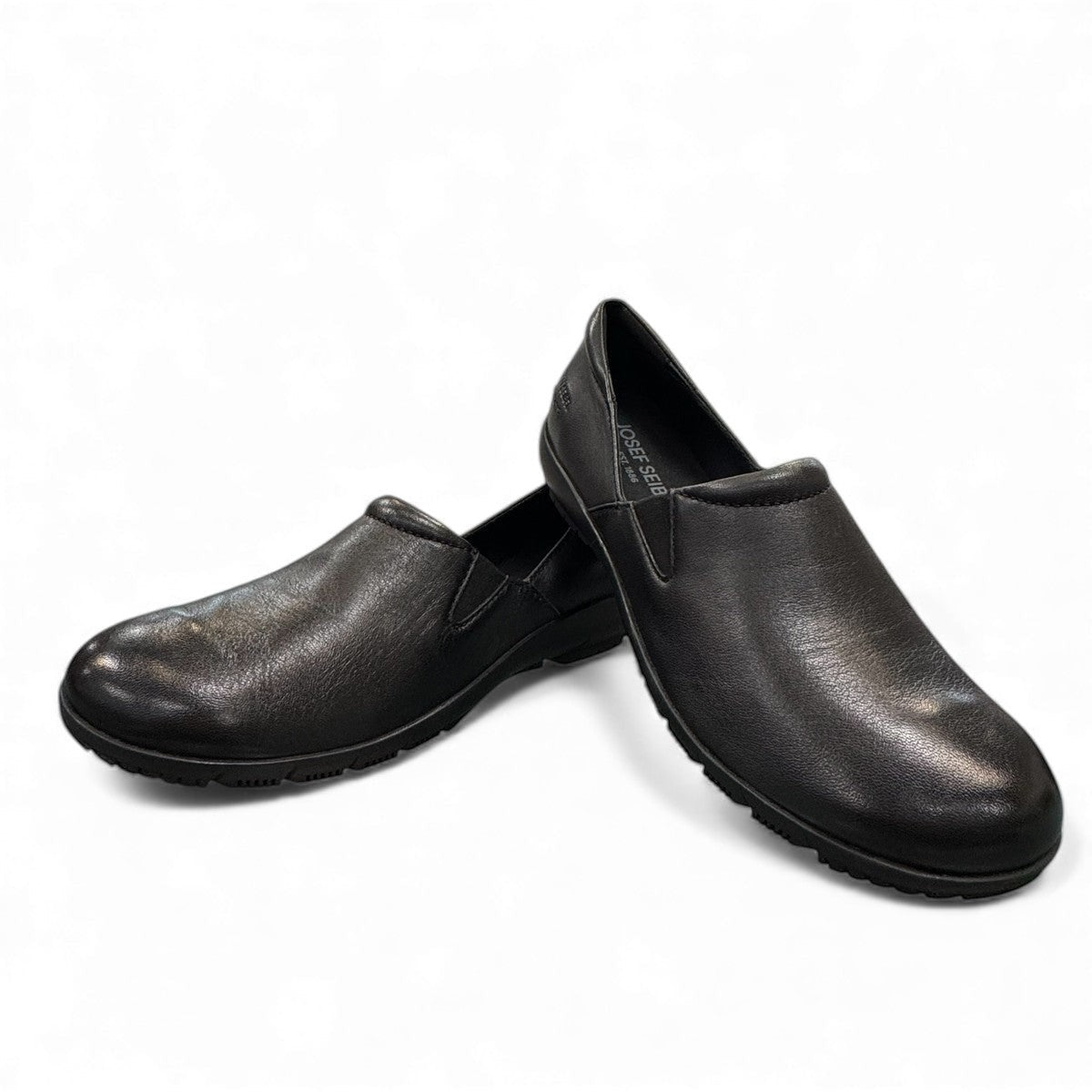 Josef Seibel Charlotte 02 black leather slip-on sneaker with a flexible rubber sole. photo of the front.