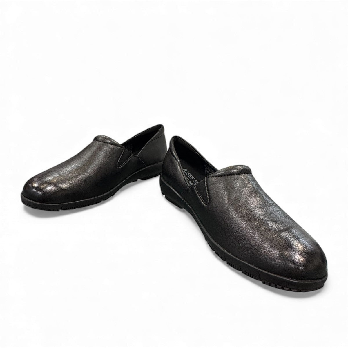 Josef Seibel Charlotte 02 black leather slip-on sneaker with a flexible rubber sole. photo of the front.