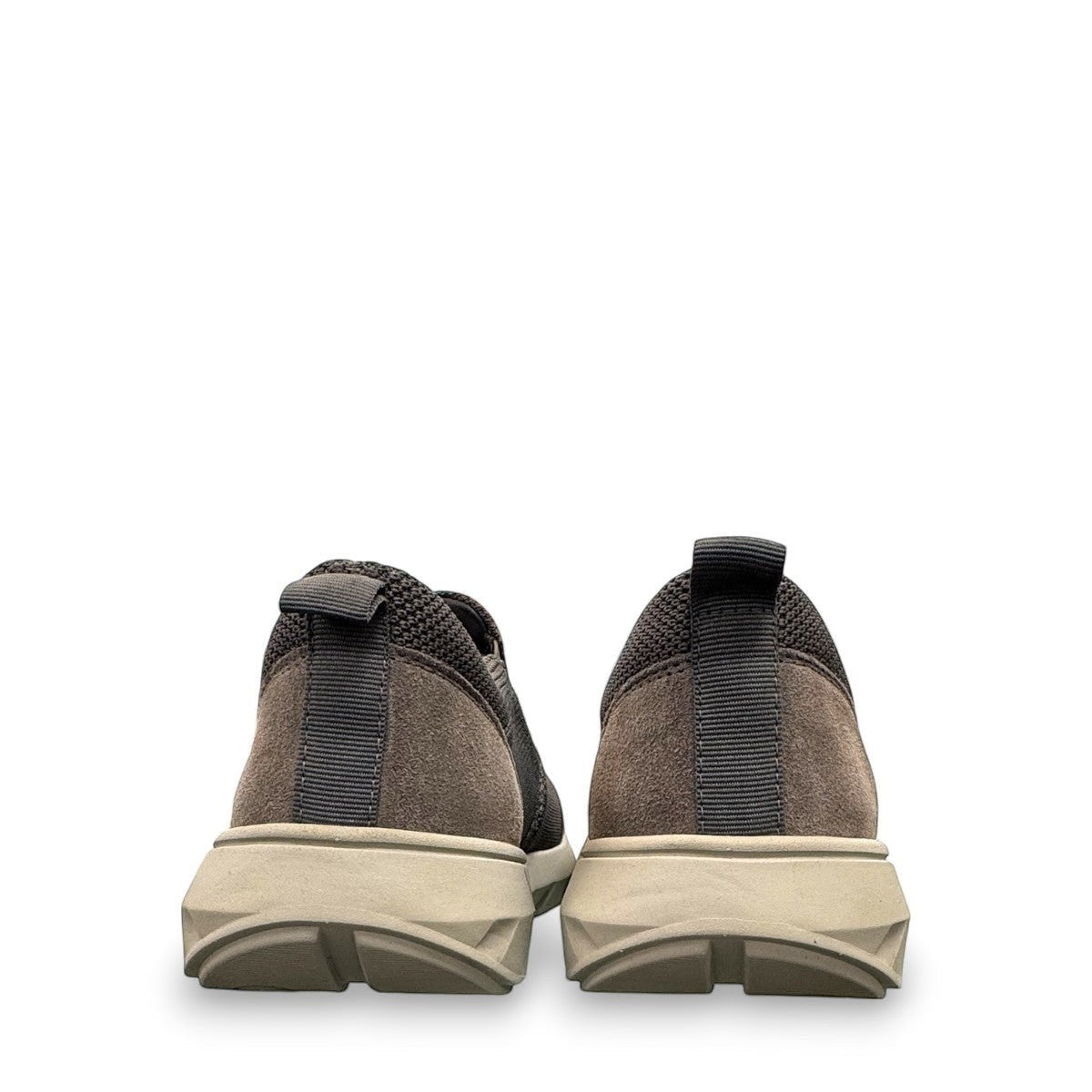 Josef Seibel Cameron 13 slip-on shoe in asphalt grey cowhide leather with a durable EVA sole. Photo of the back.