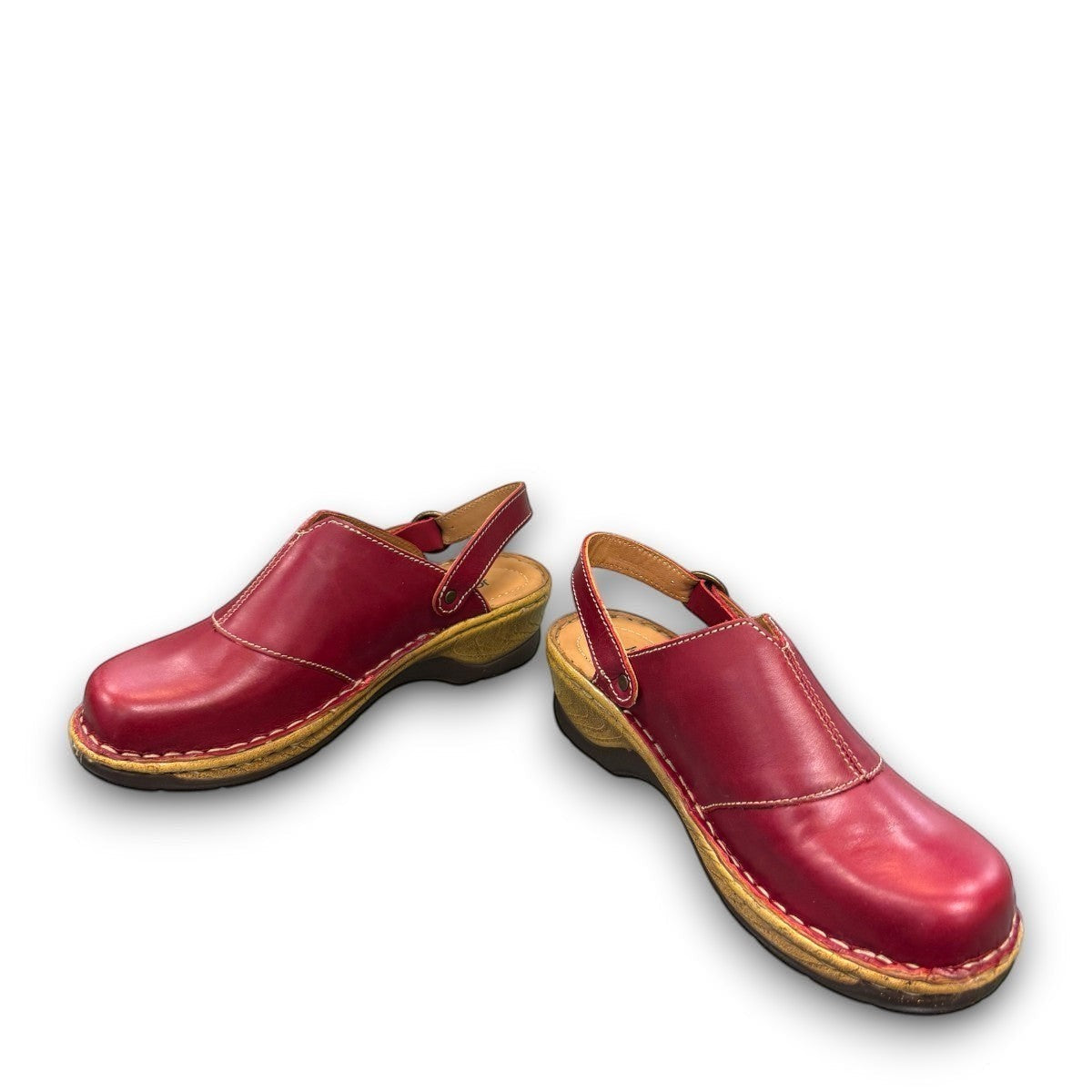 JOSEF SEIBEL Catalonia 83 red leather clog with decorative buckle and durable wood-look PU sole.
Photo of the front.