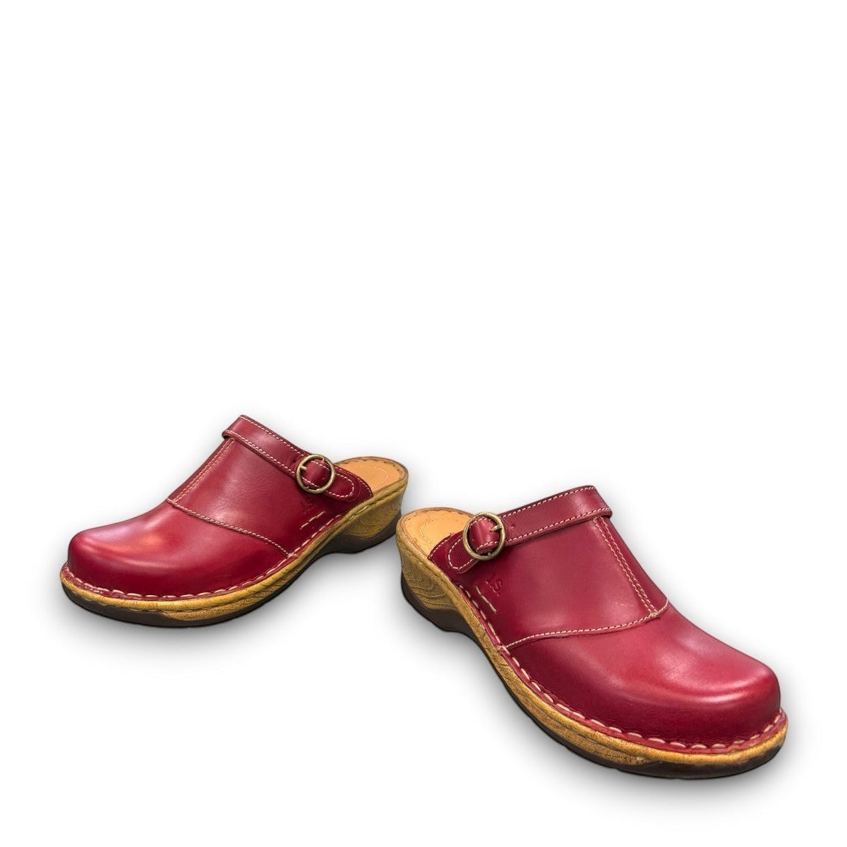 JOSEF SEIBEL Catalonia 83 red leather clog with decorative buckle and durable wood-look PU sole. Photo of the front.
