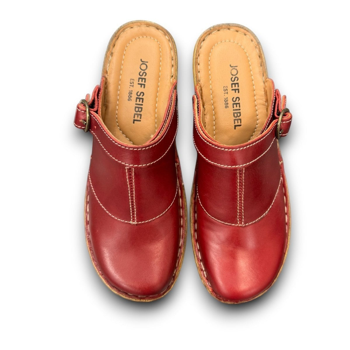 JOSEF SEIBEL Catalonia 83 red leather clog with decorative buckle and durable wood-look PU sole.
Photo of the top.