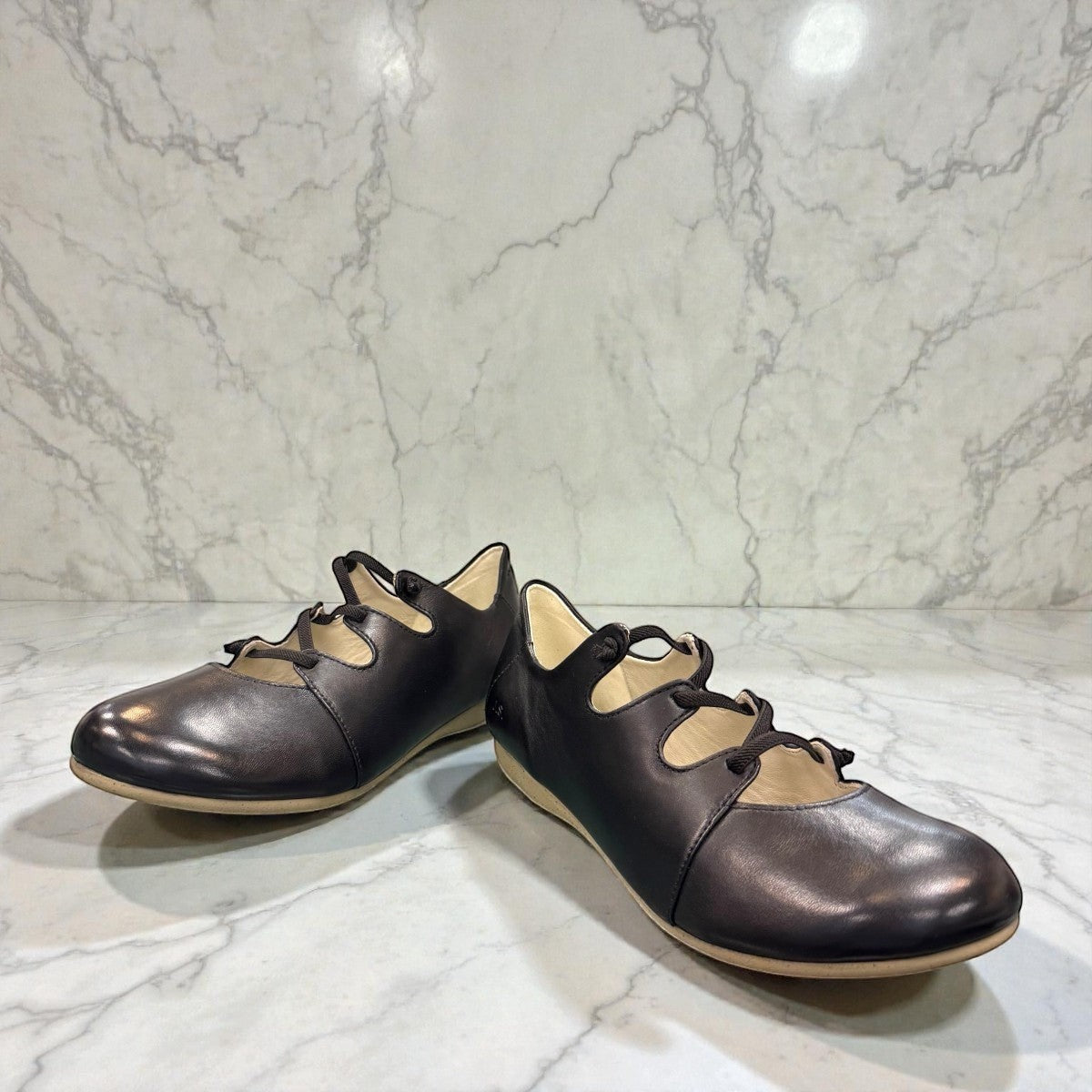 Josef Seibel Fiona 04-glove/schwarz black leather slip-on shoe with elastic lace detail and rubber sole