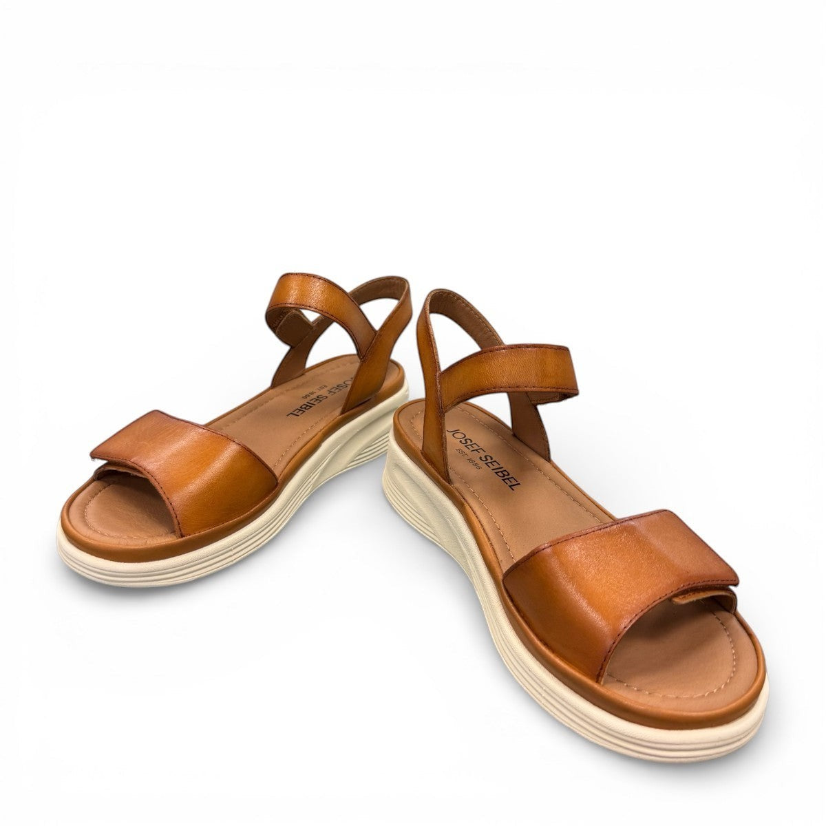 JOSEF SEIBEL Sevran 01 amber leather sandals with a cushioned EVA wedge sole and Velcro strap.
photo of the front.