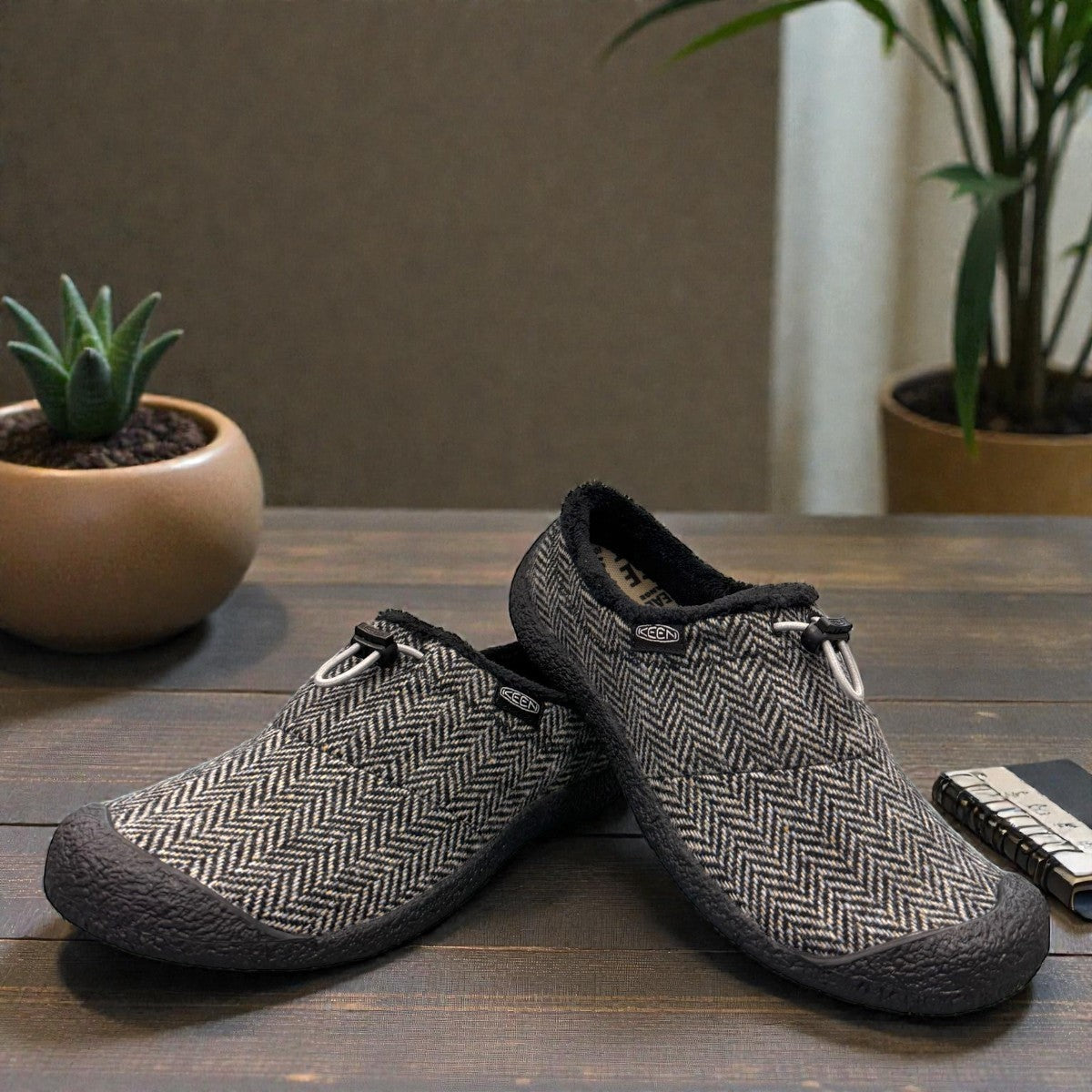 KEEN Women's Howser III slide in black and alloy herringbone pattern with bungee cinch and toe bumper