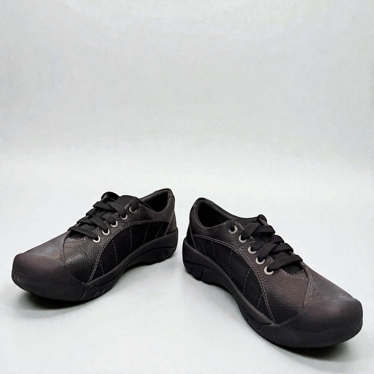 KEEN WOMEN PRESIDIO black magnet leather lace-up shoes with rubber toe bumper and contrast stitching.