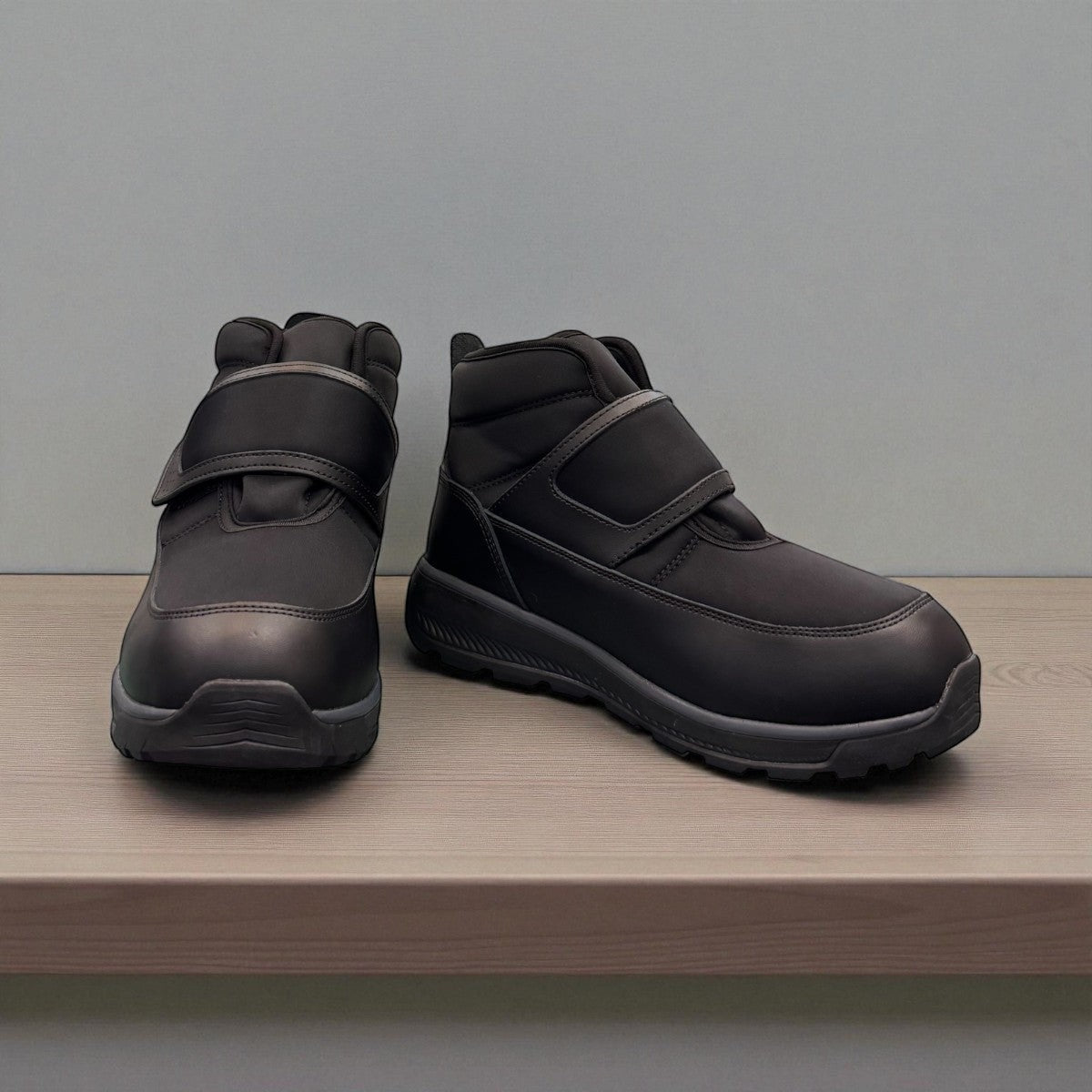 NEXGRIP ICE LITE V 2E black winter boot with leather and soft shell upper and velcro closure.
photo of the front side