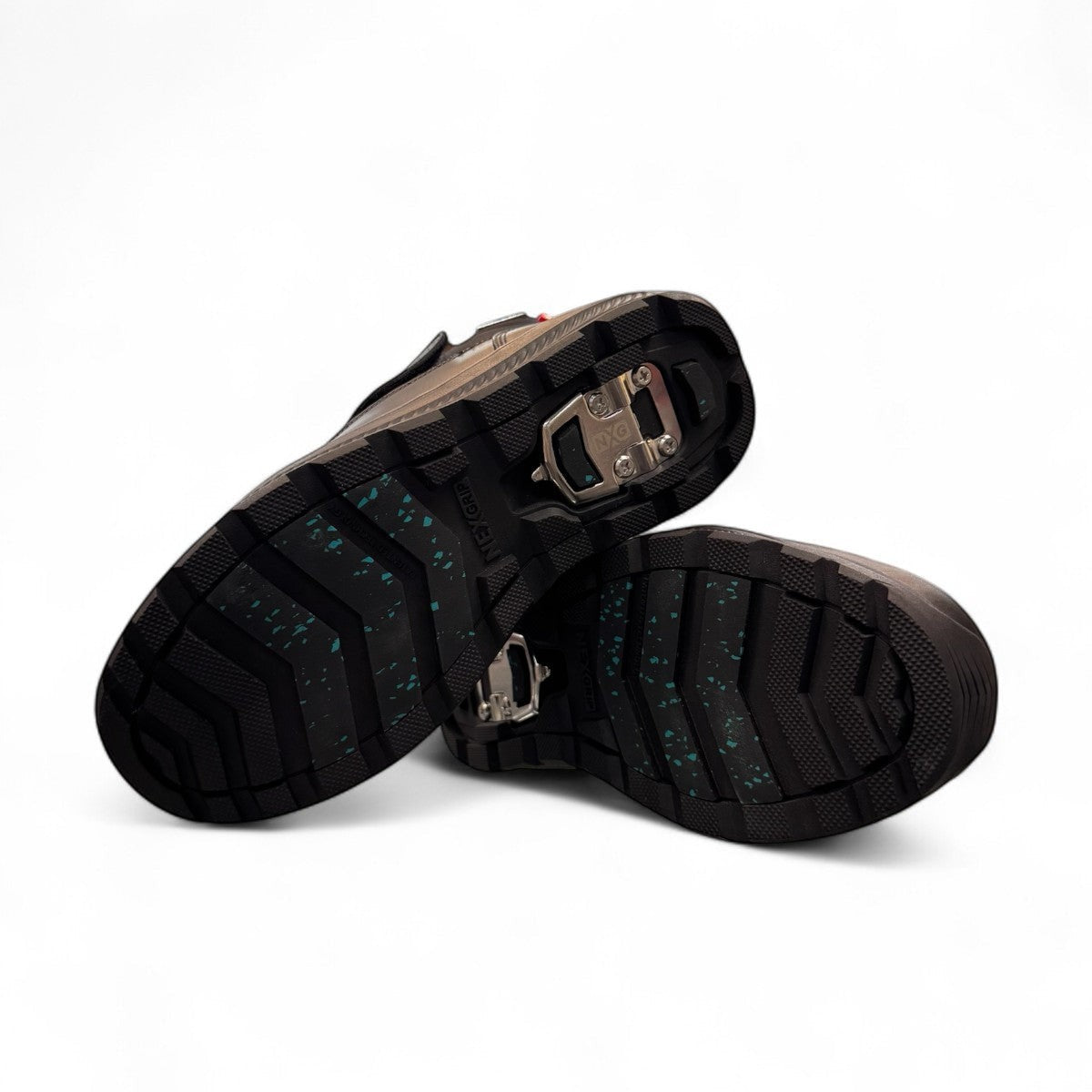 NEXGRIP ICE LITE V 2E black winter boot with leather and soft shell upper and velcro closure.
photo of the bottom side