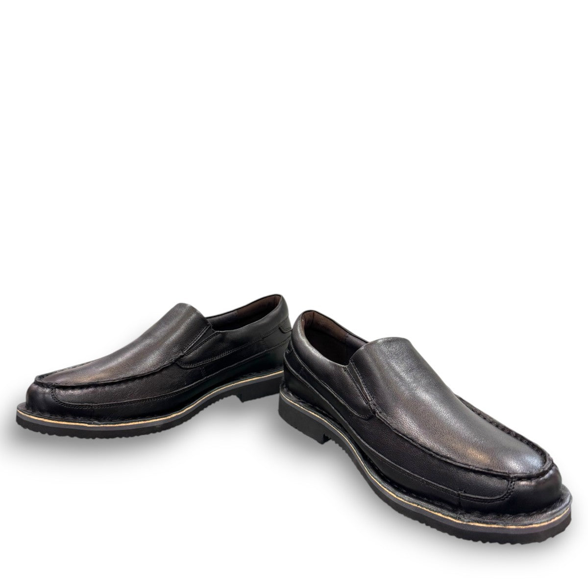Propet Flynn black leather slip-on shoe with twin gore panels and a durable rubber outsole.
photo of the feont side