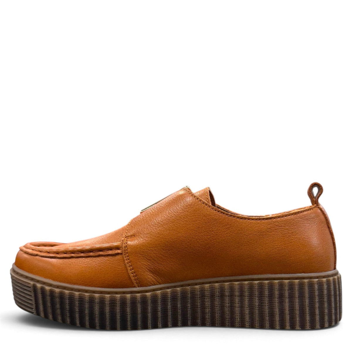 Roamers Khloe tan leather loafer with a gold buckle and thick ribbed platform sole, side view.