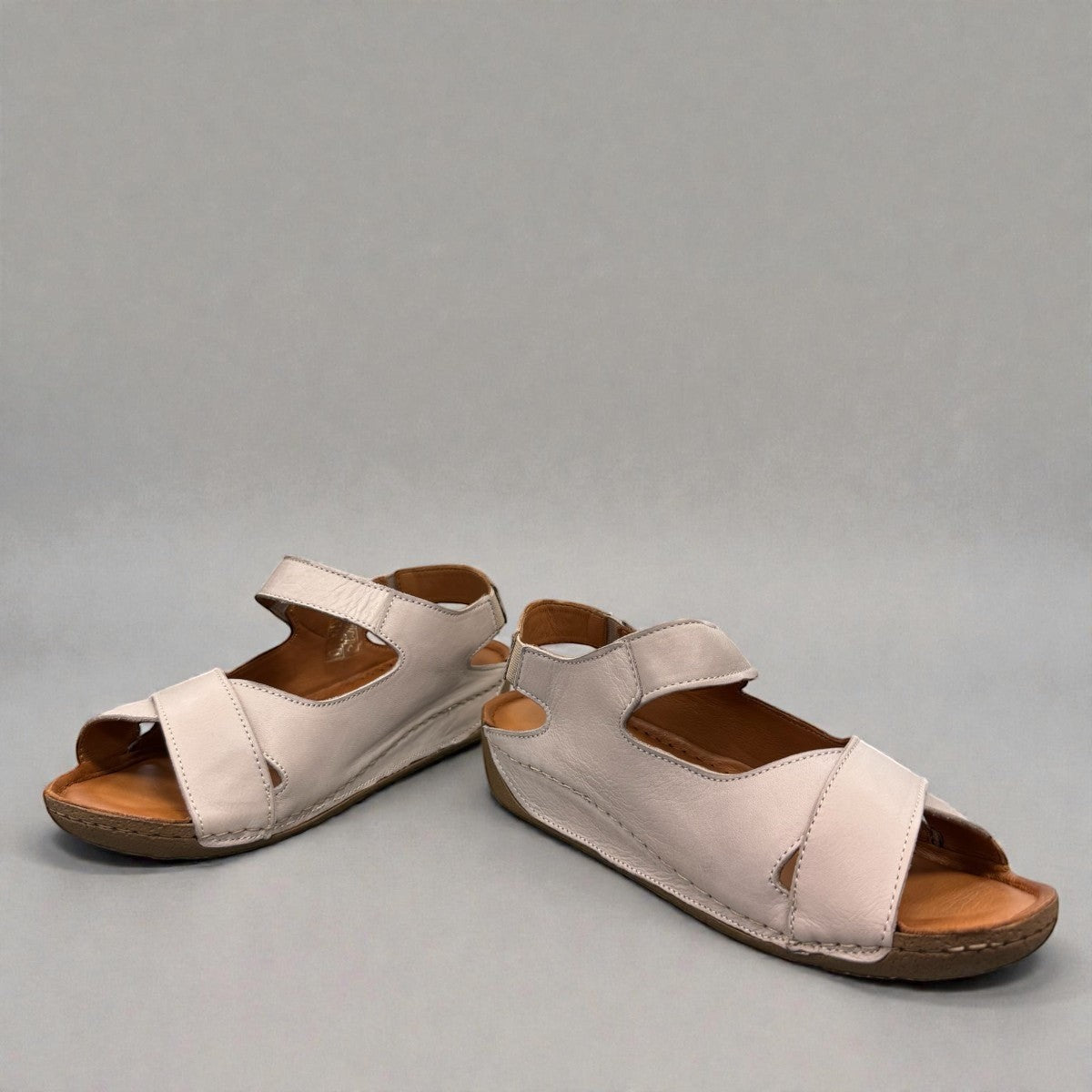 Roamers Talani mink leather sandal with a velcro instep strap and rubber outsole, side view.
photo of the front side