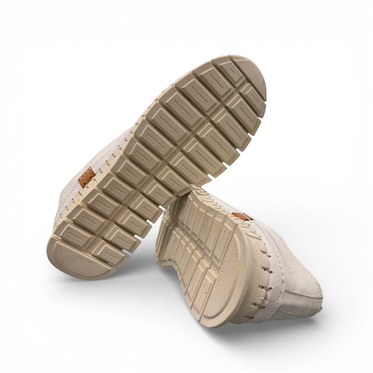 Roamers Paris white leather sneaker with a unique textured rubber outsole and lace-up design.
photo of the bottom side