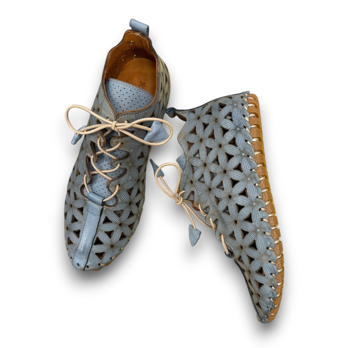 ROAMERS VENUS ankle shoes in Anar grey leather with floral cutouts, elastic lacing, and flexible sole.
photo of the top