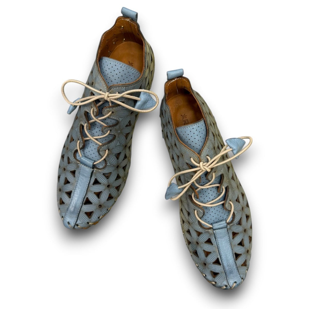 ROAMERS VENUS ankle shoes in Anar grey leather with floral cutouts, elastic lacing, and flexible sole.
photo of the top