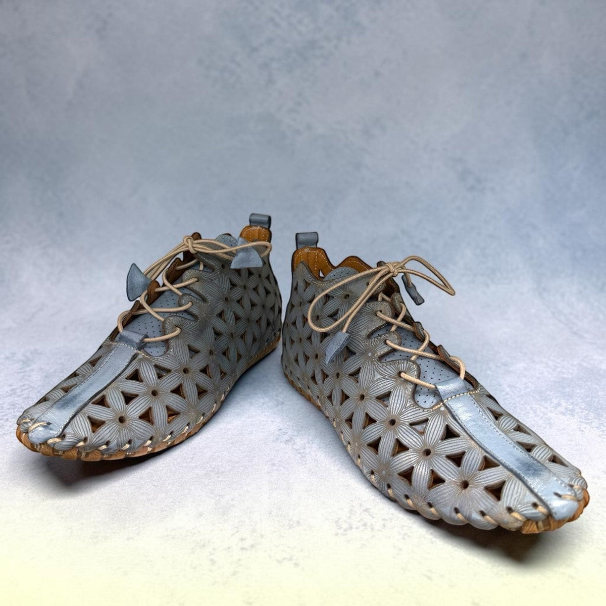 ROAMERS VENUS ankle shoes in Anar grey leather with floral cutouts, elastic lacing, and flexible sole.
photo of the front