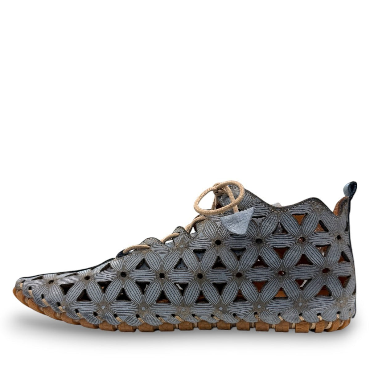 ROAMERS VENUS ankle shoes in Anar grey leather with floral cutouts, elastic lacing, and flexible sole.
photo of the left side