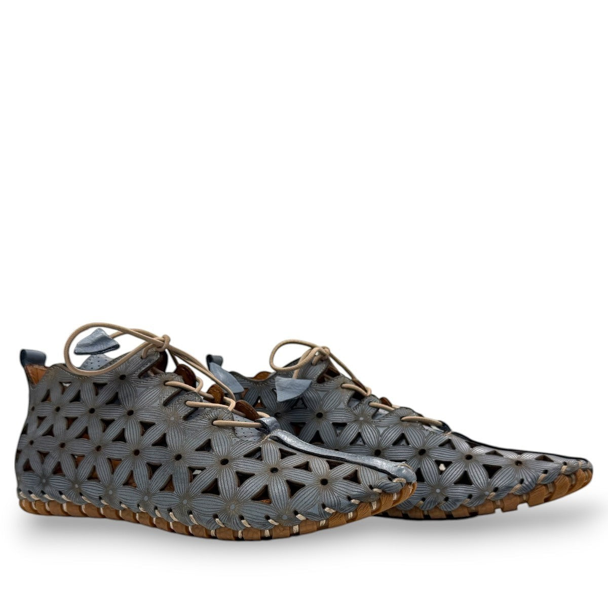 ROAMERS VENUS ankle shoes in Anar grey leather with floral cutouts, elastic lacing, and flexible sole.
 photo of the right side
