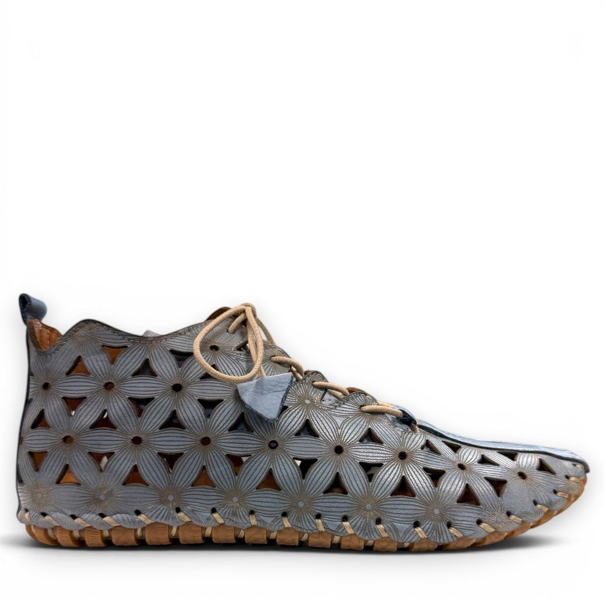 ROAMERS VENUS ankle shoes in Anar grey leather with floral cutouts, elastic lacing, and flexible sole.
photo of the right side