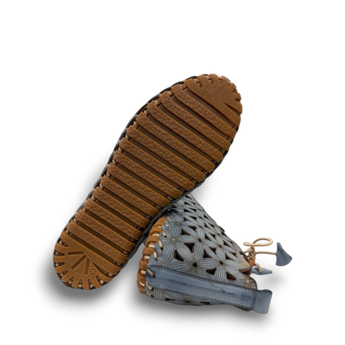 ROAMERS VENUS ankle shoes in Anar grey leather with floral cutouts, elastic lacing, and flexible sole.
photo of the bottom