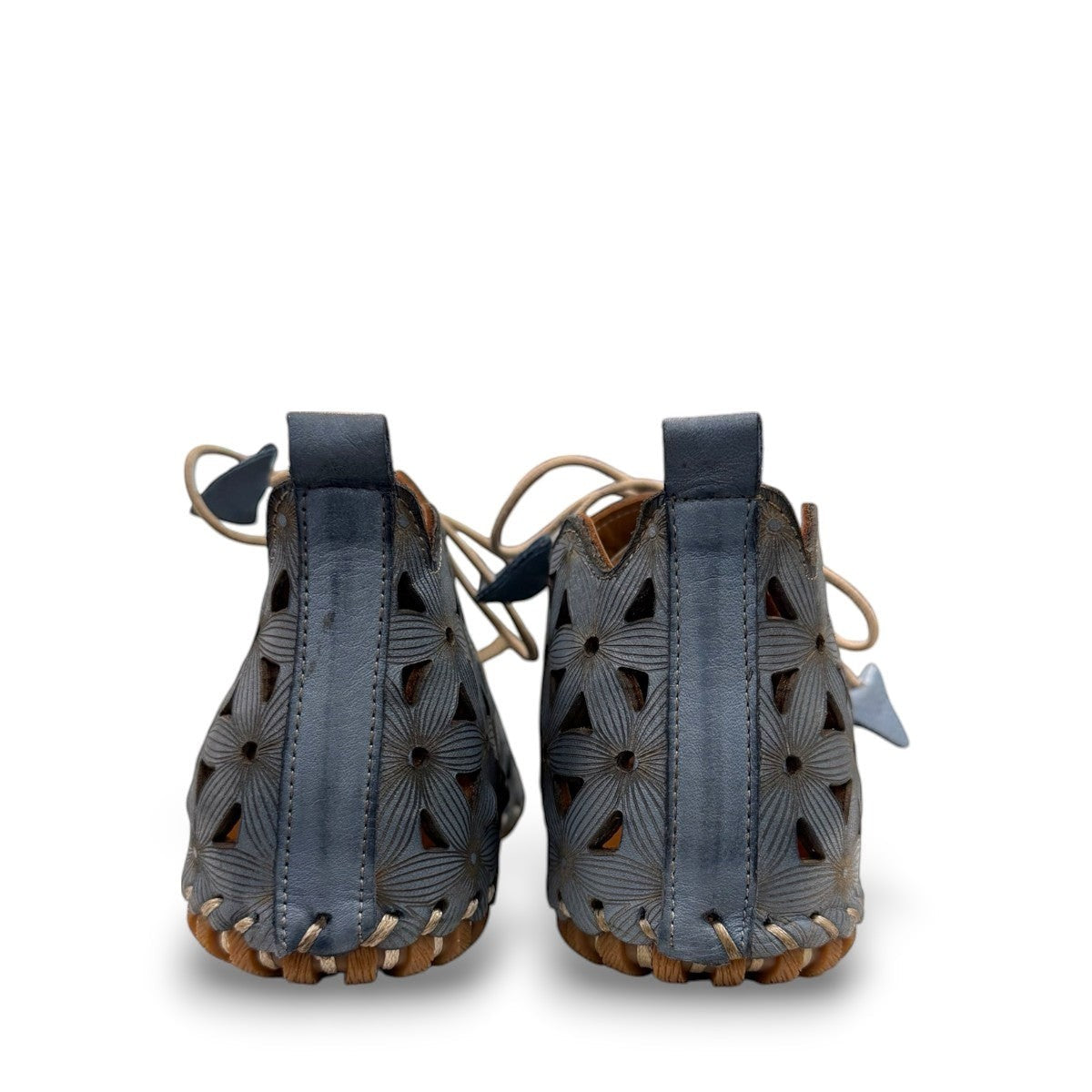 ROAMERS VENUS ankle shoes in Anar grey leather with floral cutouts, elastic lacing, and flexible sole.
photo of the back