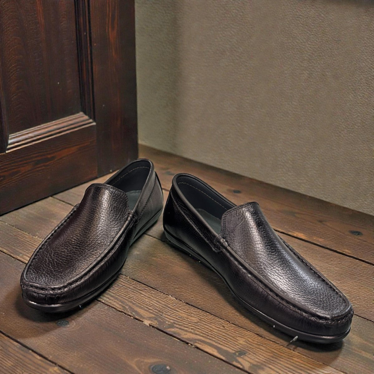 SATEL ARDESHIR 2 - BLACK Description:
1. Genuine Leather Upper boots for a Polished finish
2. Leather Lining for Breathability and Comfort
3. Durable Rubber Outsole with Excellent Traction
4. Ideal for Formal Occasions or Smart Casual Wear