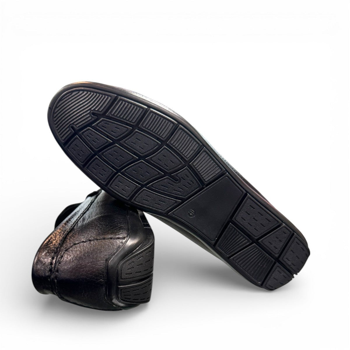 SATEL ARDESHIR 2 - BLACK Description:
1. Genuine Leather Upper boots for a Polished finish
2. Leather Lining for Breathability and Comfort
3. Durable Rubber Outsole with Excellent Traction
4. Ideal for Formal Occasions or Smart Casual Wear