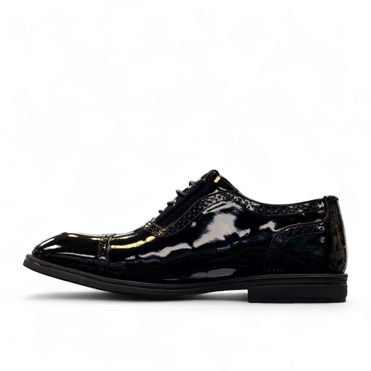 Description:
1. High-shine Patent Leather for a Polished Finish
2. A Sharp, Refined Look for any Dress Occasion
3. Lace-up Closure ensures a tailored , secure fit