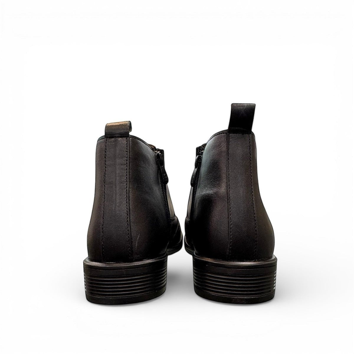 SATEL MASHHAD 2- BLACK Description:
1. Genuine Leather Upper boots for a Polished finish
2. Leather Lining for Breathability and Comfort
3. Durable Rubber Outsole with Excellent Traction
4. Ideal for Formal Occasions or Smart Casual Wear
5. Detailed with Subtle Handmade Stitching for a Refined, distinctive look.