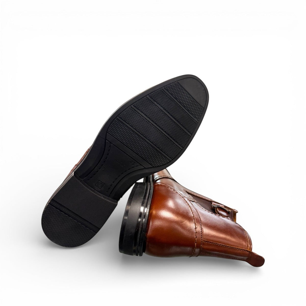 SATEL PERSIA 2- BROWN Description:
1. Genuine Leather Upper boots for a Polished finish
2. Leather Lining for Breathability and Comfort
3. Durable Rubber Outsole with Excellent Traction
4. Ideal for Formal Occasions or Smart Casual Wear
5. Detailed with Subtle Handmade Stitching for a Refined, distinctive look.