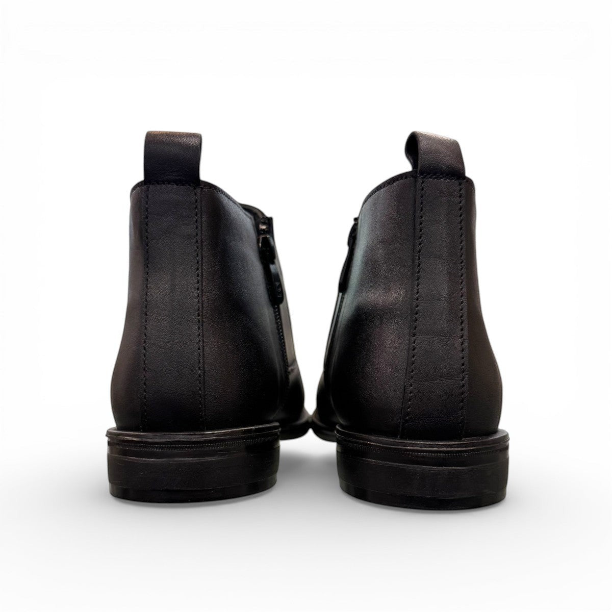 SATEL YAZD 2- BLACK Description:
1. Genuine Leather Upper boots for a Polished finish
2. Leather Lining for Breathability and Comfort
3. Durable Rubber Outsole with Excellent Traction
4. Ideal for Formal Occasions or Smart Casual Wear
5. Detailed with Subtle Handmade Stitching for a Refined, distinctive look.