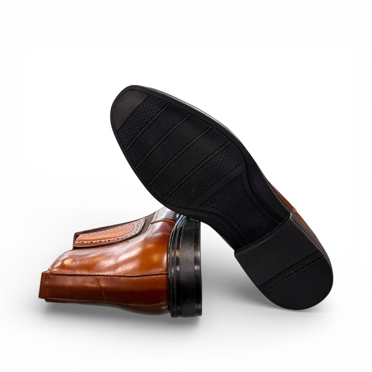 SATEL YAZD 2- BROWN Description:
1. Genuine Leather Upper boots for a Polished finish
2. Leather Lining for Breathability and Comfort
3. Durable Rubber Outsole with Excellent Traction
4. Ideal for Formal Occasions or Smart Casual Wear
5. Detailed with Subtle Handmade Stitching for a Refined, distinctive look.