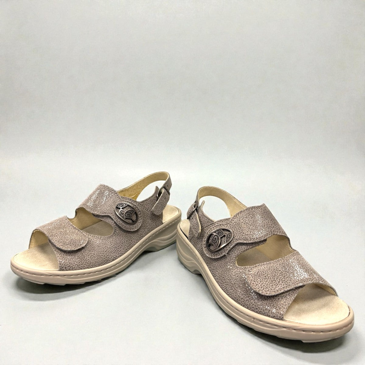 Softline Hedi sandals in umbra leather with a shiny textured finish, wedge heel, and adjustable straps.
photo of the front side