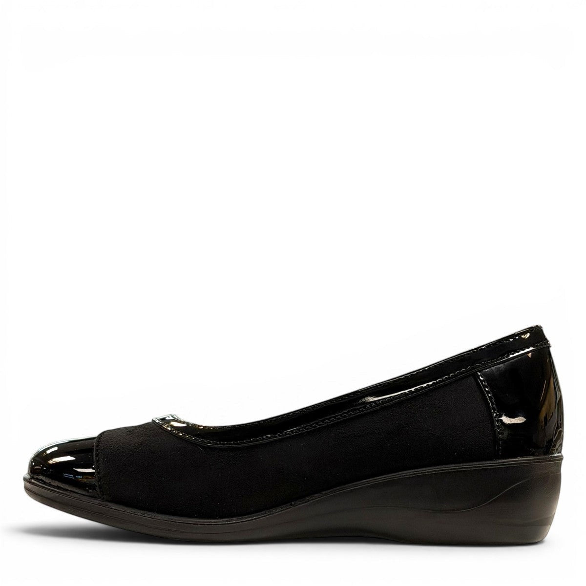 STEFANIA ballet flat in black and navy with a patent toe cap and low-profile wedge heel.
photo of the left side