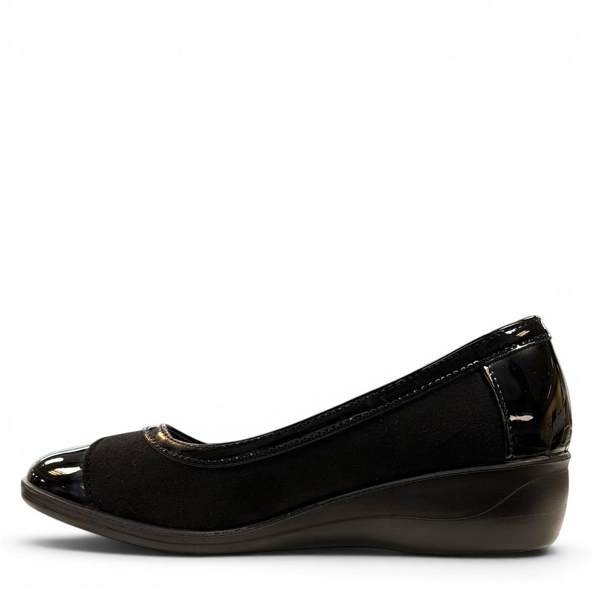 STEFANIA ballet wedge in black and grey with patent leather accents and a comfortable low-profile sole.
photo of the left side