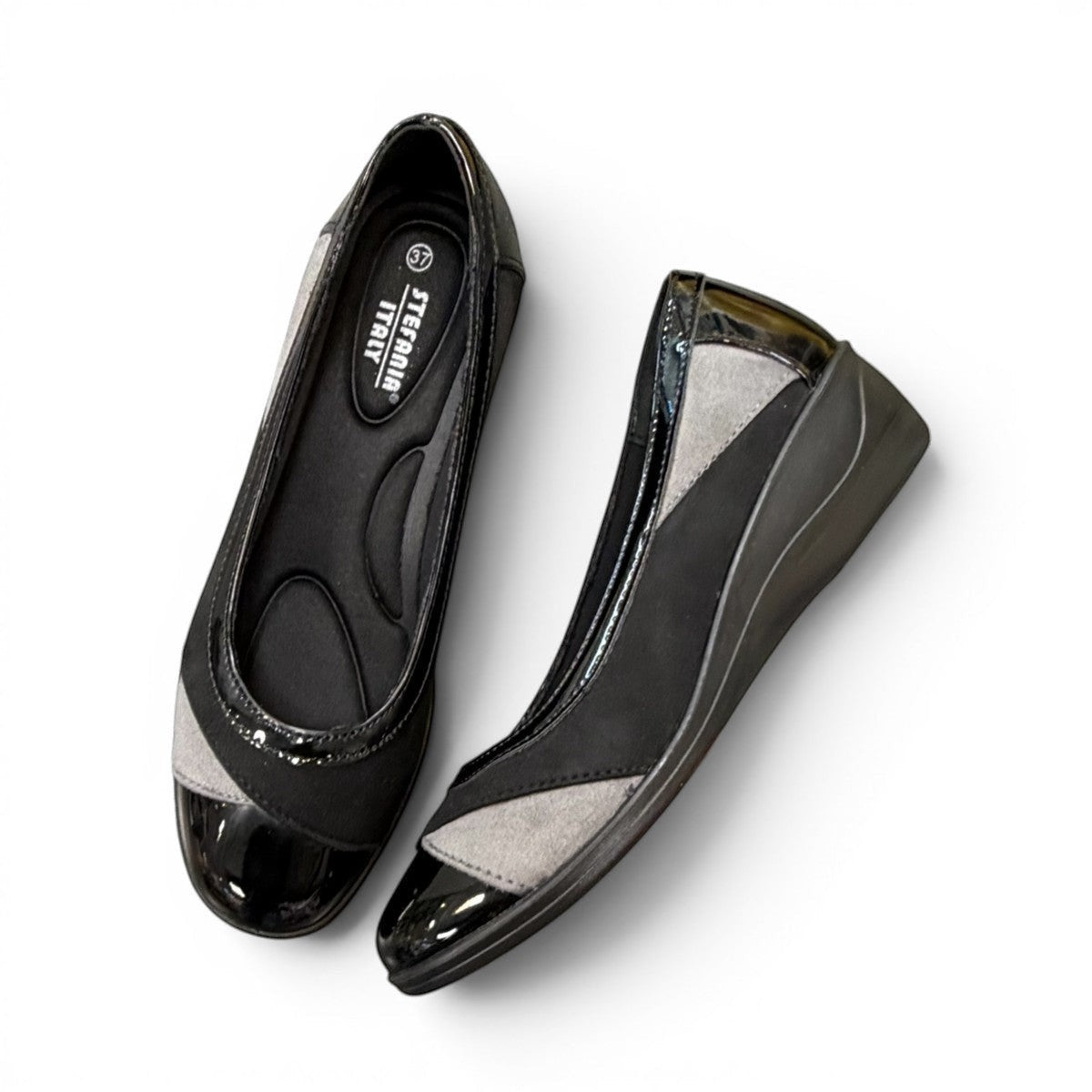 STEFANIA ballet wedge in black and grey with patent leather accents and a comfortable low-profile sole.
photo of the top side