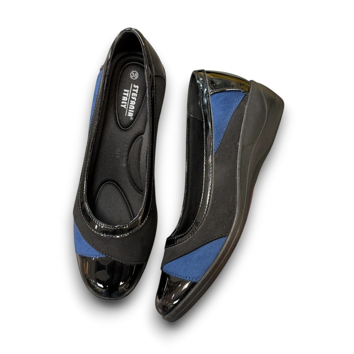 STEFANIA ballet flat in black and navy with a patent toe cap and low-profile wedge heel.
photo of the top side