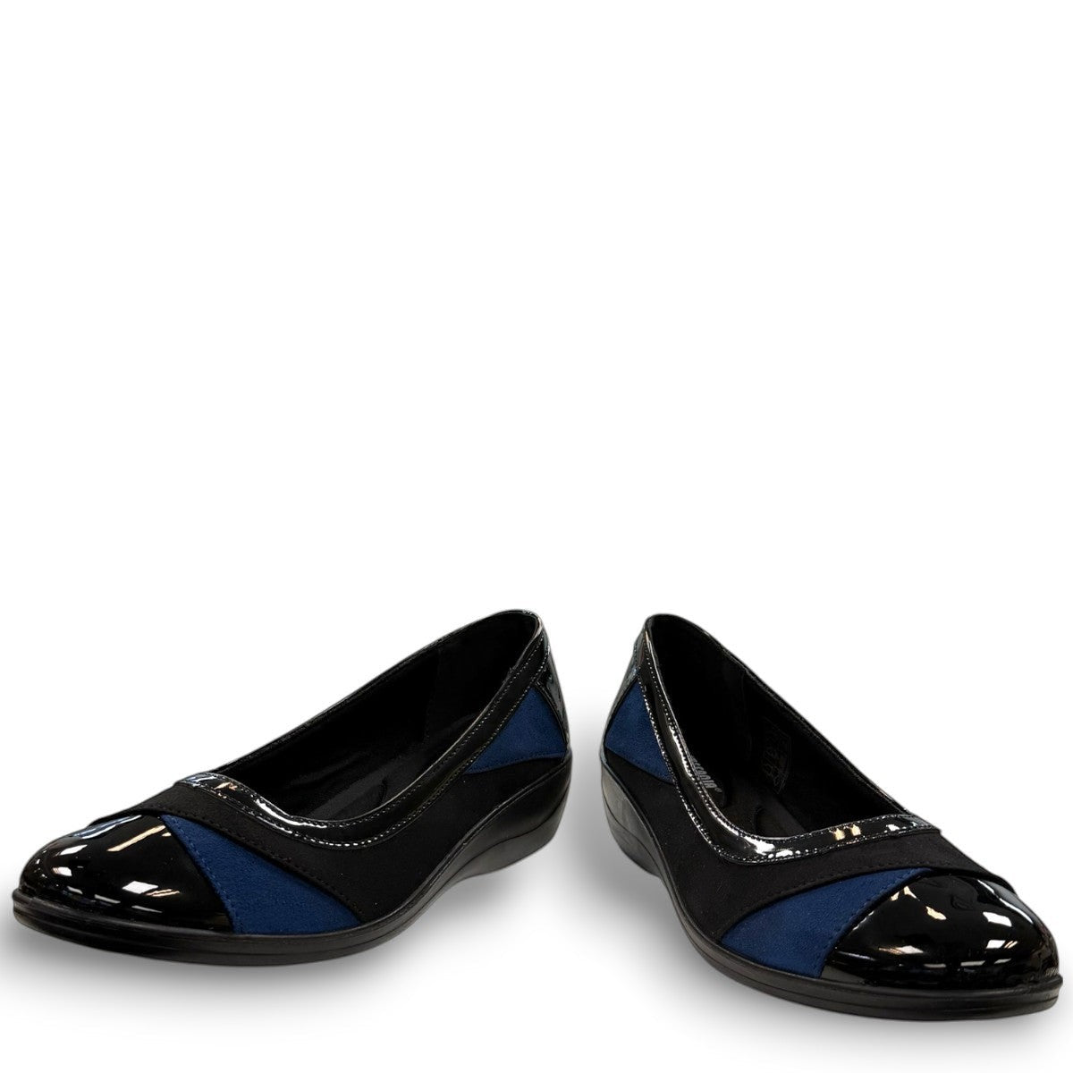 STEFANIA ballet flat in black and navy with a patent toe cap and low-profile wedge heel.
photo of the front side
