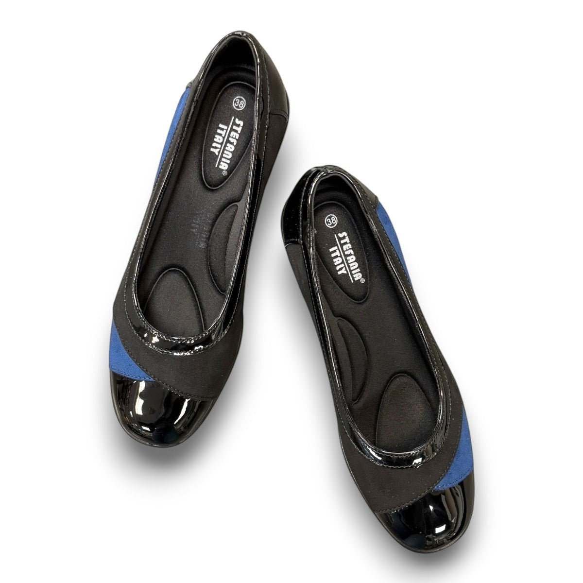 STEFANIA ballet flat in black and navy with a patent toe cap and low-profile wedge heel.
photo of the top side
