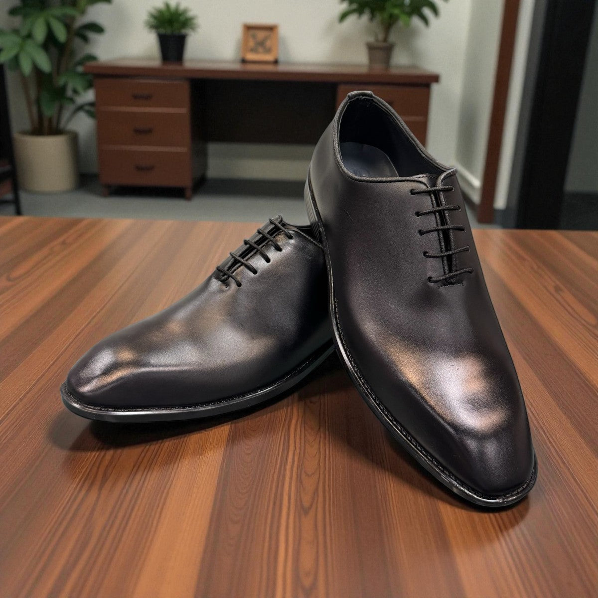 Sun Makan black genuine leather lace-up formal shoe with handmade stitching and rubber outsole. Photo of upper view 2.