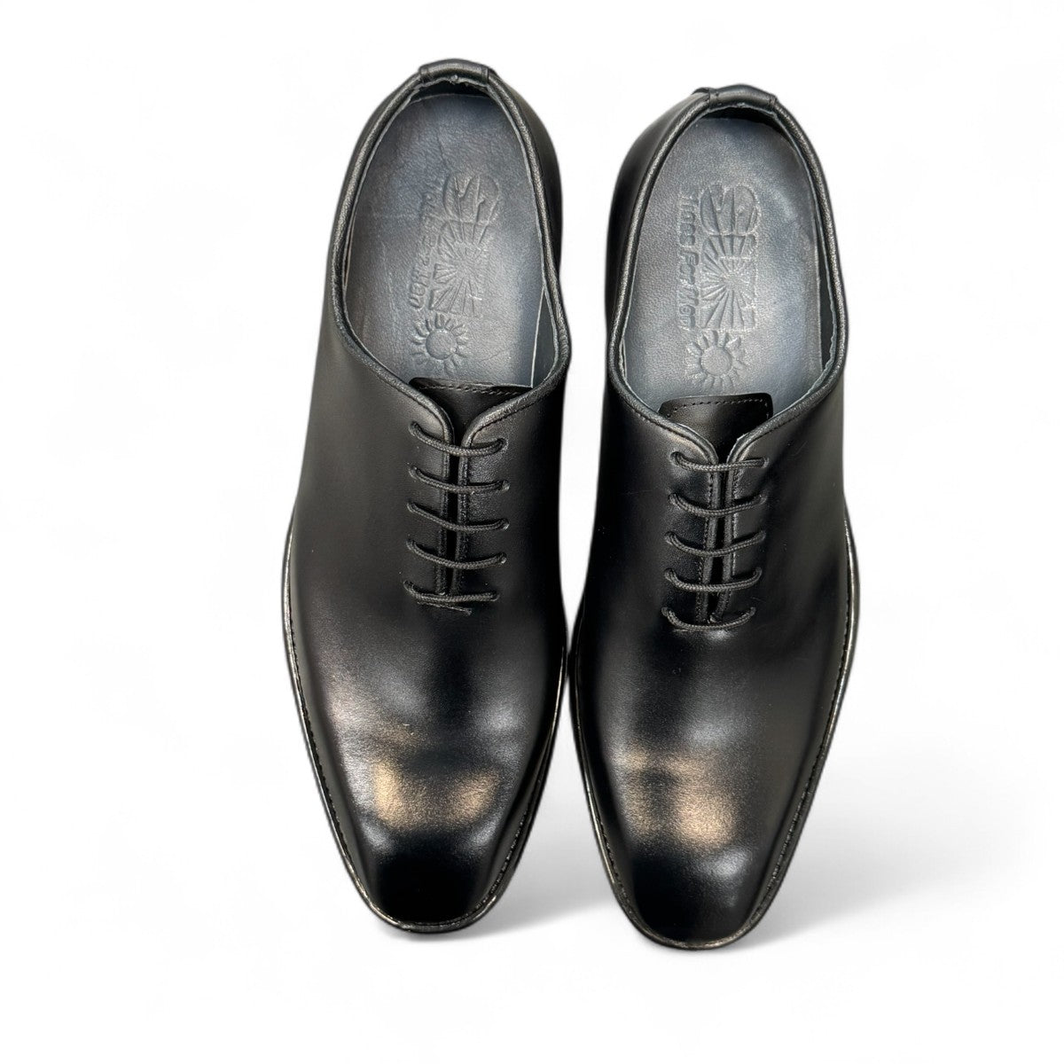 Sun Makan black genuine leather lace-up formal shoe with handmade stitching and rubber outsole. Photo of upper view 3.